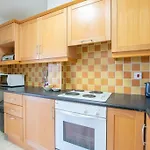 127 - Lovely 2 Bed Apartment With Parking