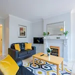 127 - Lovely 2 Bed Apartment With Parking
