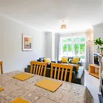 107 - Spacious Townhouse By Shortstays