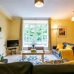 122 - Large Duplex With Parking By Shortstays