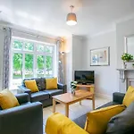 54 - Spacious Townhouse By Shortstays