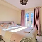Cosy Two Bedroom Apartment
