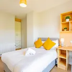 66 - Large Townhouse By Shortstays