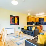 54 - Large Three Bed Apt With Parking