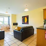 54 - Large Three Bed Apt With Parking
