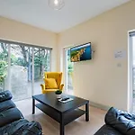 Large Modern House, Sleeps 17 With Parking