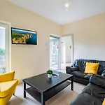 Large Modern House, Sleeps 17 With Parking