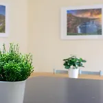 Large Modern House, Sleeps 17 With Parking