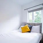 Large Modern House, Sleeps 17 With Parking