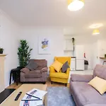 Stylish City Centre Townhouse, Sleeps 12 With Parking