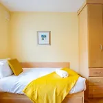 17 - Spacious 2 Bed Apt With Parking