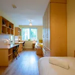 17 - Spacious 2 Bed Apt With Parking