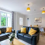 17 - Spacious 2 Bed Apt With Parking