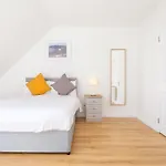 Stylish & Modern 6-Bed City Townhouse W/Parking