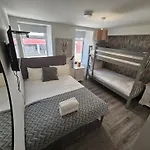Eyre Square Centre House With Hot Tub