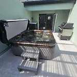Eyre Square Centre House With Hot Tub
