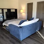 Quiet Cosy 1 Bedroom Apartment