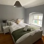 Stylish & Spacious Apartment, Sleeps 6