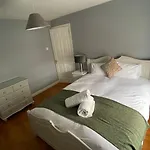Stylish & Spacious Apartment, Sleeps 6