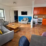 Cool Dockland Apt, Sleeps 5, With Parking