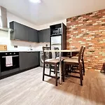 Super Stylish 2 Bed, 2 Bath