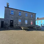 Clonbur House - Two Bedroom Village Apartment