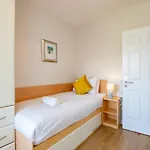 102 - Bright & Spacious Townhouse
