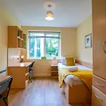 128 - Comfy 2 Bed Apt With Parking