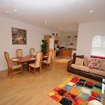 5 College Crescent