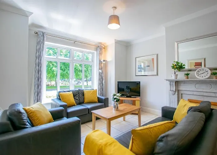 107 - Spacious Townhouse By Shortstays