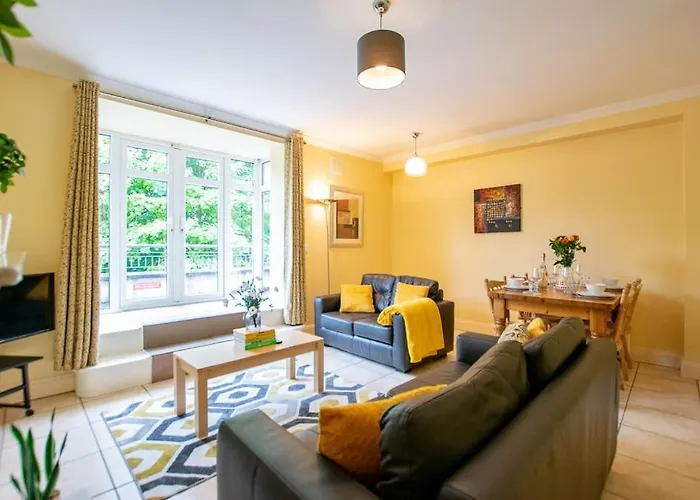 122 - Large Duplex With Parking By Shortstays