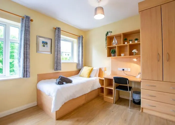 130 - Large Duplex By Shortstays