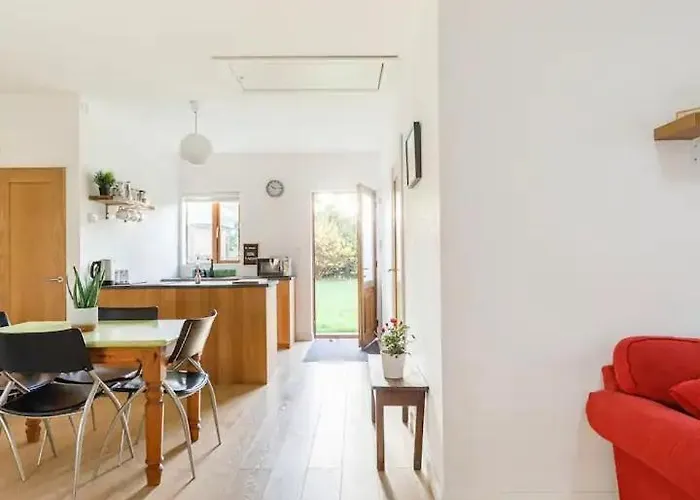 Spacious Modern One Bedroom Apartment
