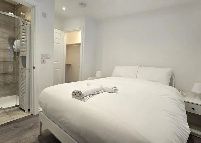 Central & Stylish, Two Bed, Two Bath