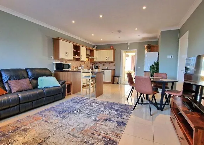 Cosy Two Bedroom Apartment