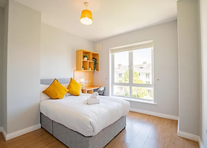 66 - Large Townhouse By Shortstays