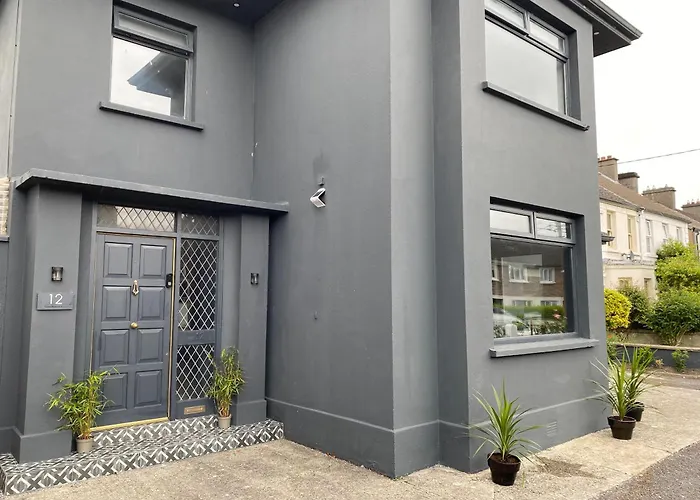 Twelve - Boutique Guest House -Galway City Centre -6 Bed En-Suite - Free Parking