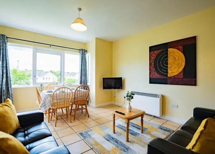 72 - Large Three Bed Apartment With Parking