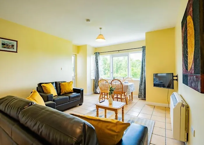 54 - Large Three Bed Apt With Parking
