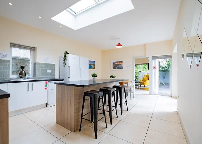 Large Modern House, Sleeps 17 With Parking