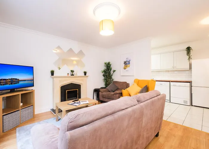 Stylish City Centre Townhouse, Sleeps 12 With Parking