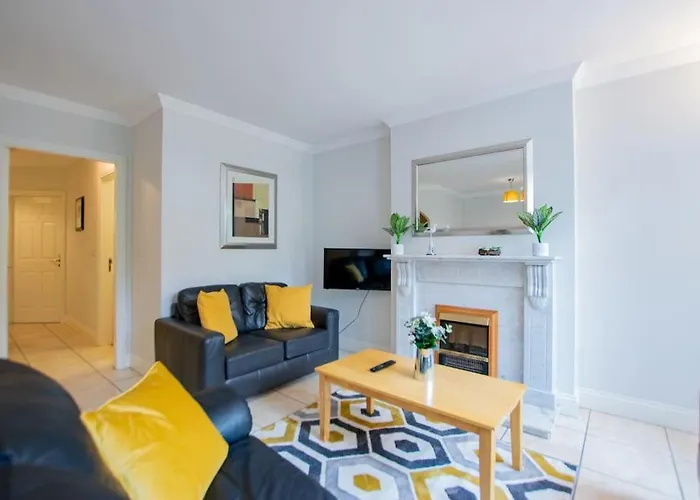 17 - Spacious 2 Bed Apt With Parking