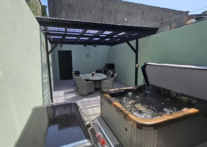 Eyre Square Centre House With Hot Tub