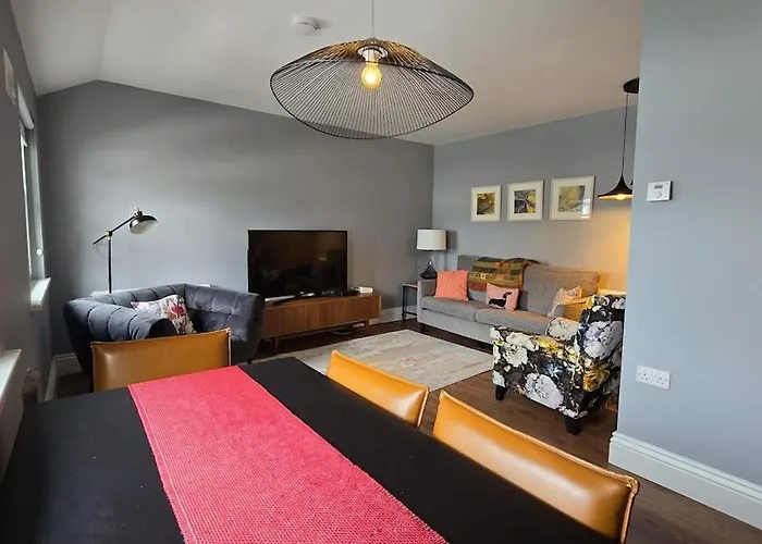 Luxury City Apartment - Sleeps 7