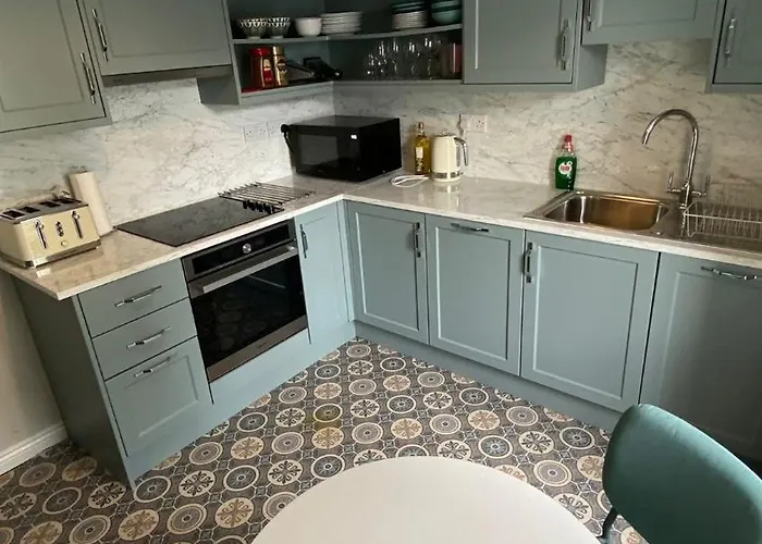 Stylish & Spacious Apartment, Sleeps 6