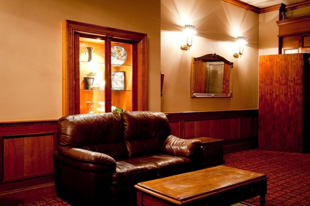 Eyre Square Hotel 3*