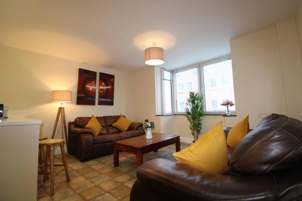 Large 3 Bed, City Centre Apartment *