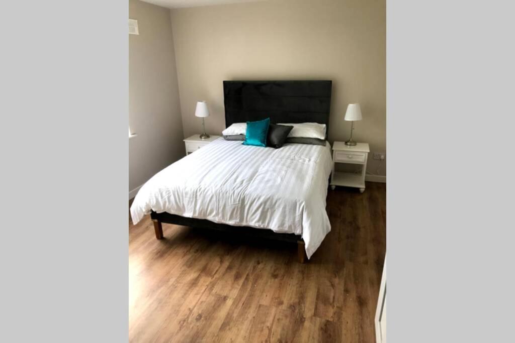Stylish 3 Bed With Lough Atalia Views Apartment Galway