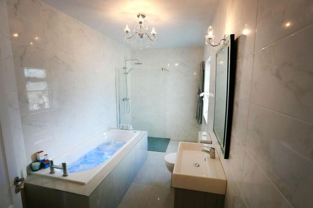 Luxury 6 Bedroom Spiddal Villa, Jacuzzi, Balcony Villa
