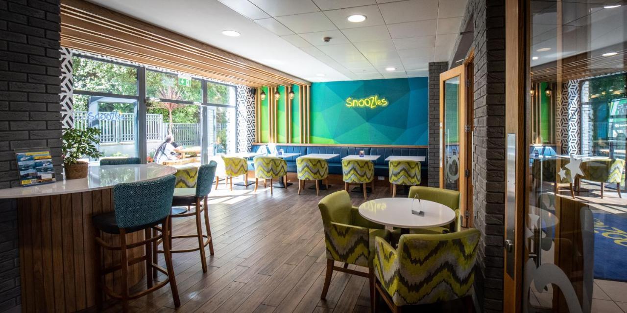 Snoozles Centre Hostel *